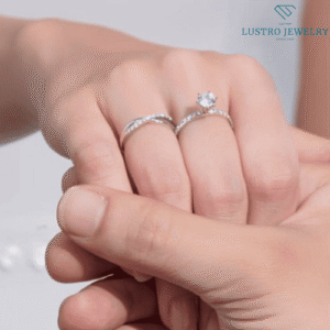 nhẫn cầu hôn đeo ngón nào