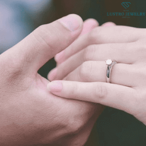 nhẫn cầu hôn đeo ngón nào